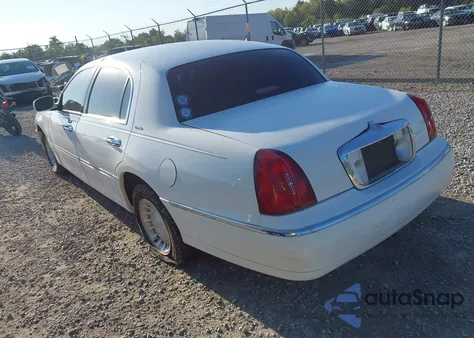 2001 Lincoln Town Car Executive from USA, damaged, VIN 1LNHM81W41Y655754